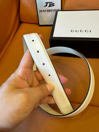 Cinturón Gucci GG Marmont de piel blanca con hebilla de cristal multicolor
