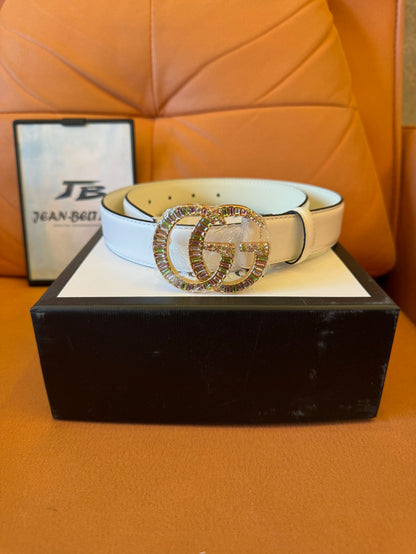 Cinturón Gucci GG Marmont de piel blanca con hebilla de cristal multicolor
