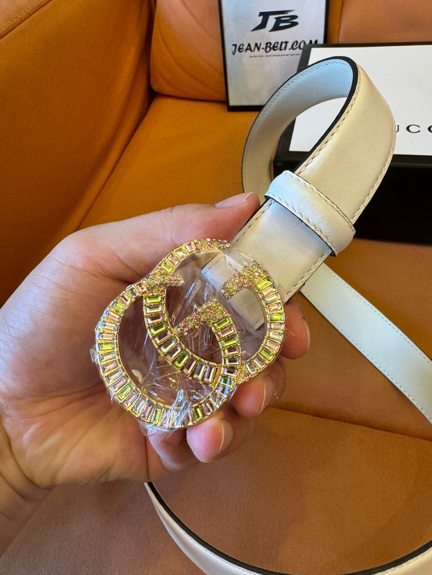 Cinturón Gucci GG Marmont de piel blanca con hebilla de cristal multicolor