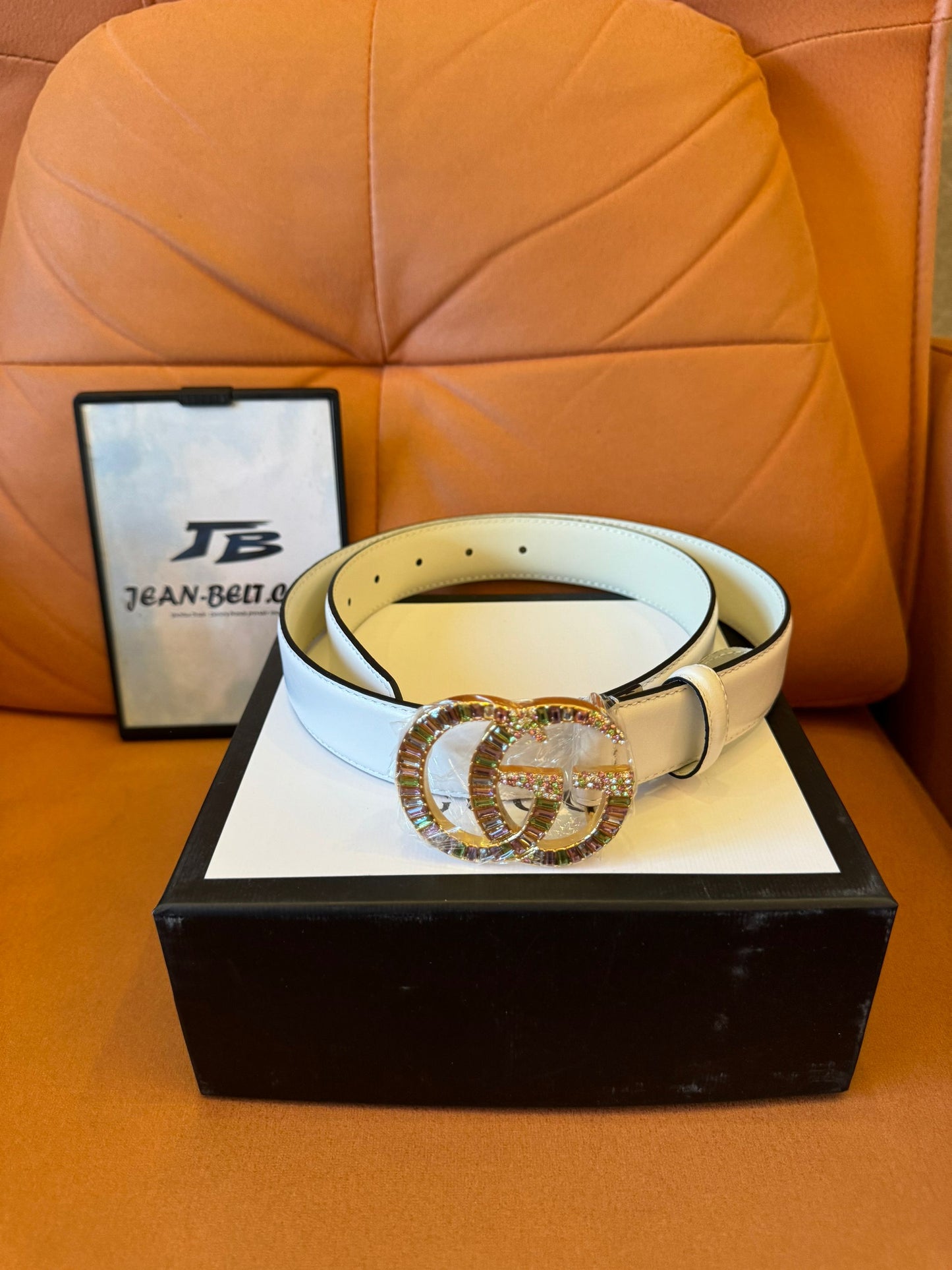 Cinturón Gucci GG Marmont de piel blanca con hebilla de cristal multicolor