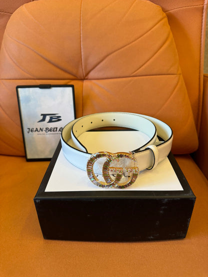 Cinturón Gucci GG Marmont de piel blanca con hebilla de cristal multicolor