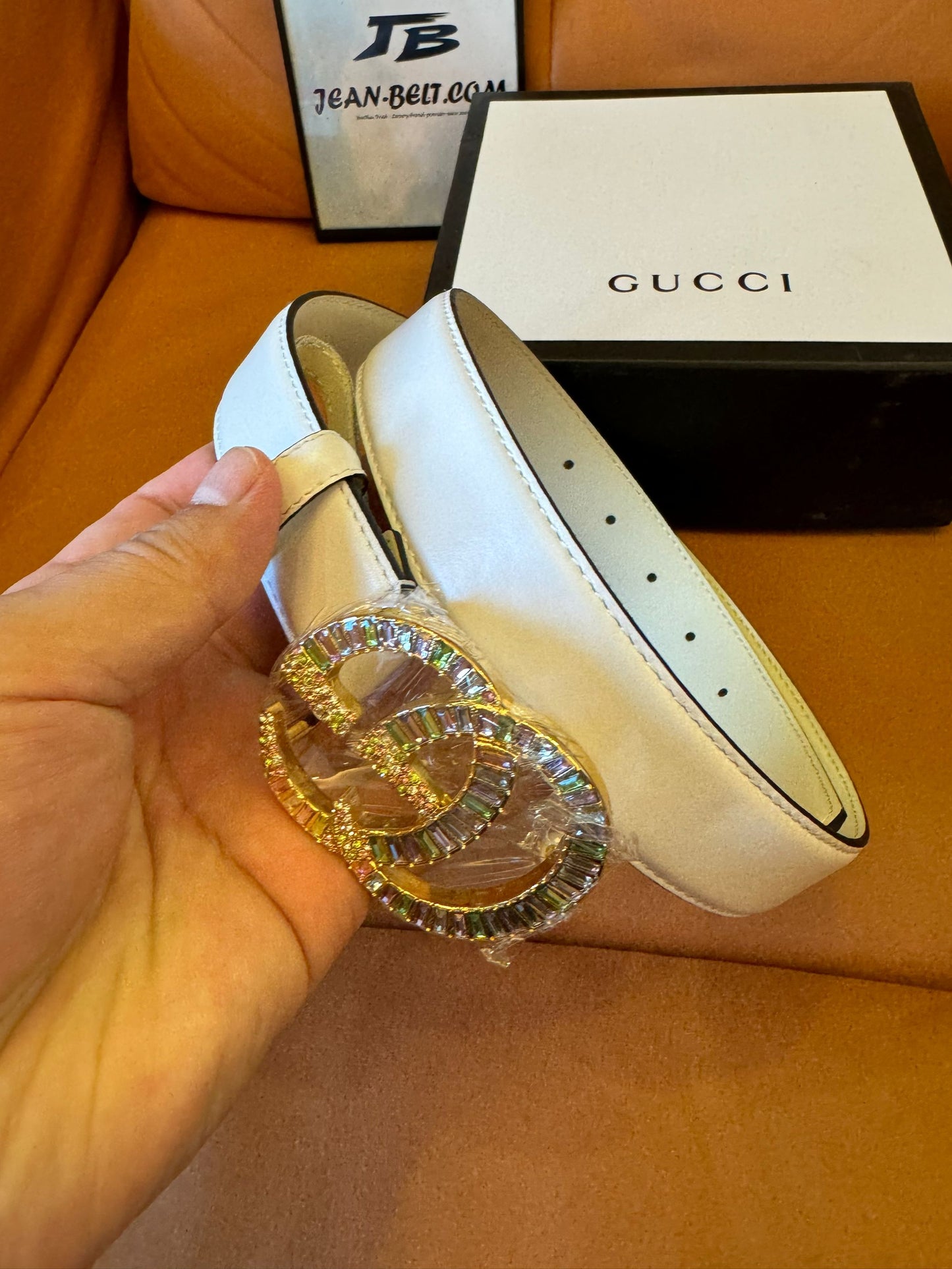 Cinturón Gucci GG Marmont de piel blanca con hebilla de cristal multicolor
