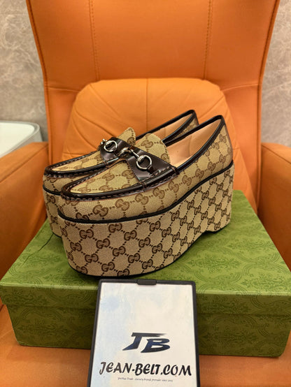 Mocassins plataforma com monograma Gucci e detalhe de freio de cavalo