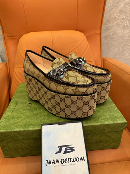 Mocassins plataforma com monograma Gucci e detalhe de freio de cavalo