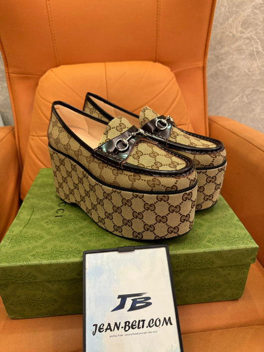Mocassins plataforma com monograma Gucci e detalhe de freio de cavalo
