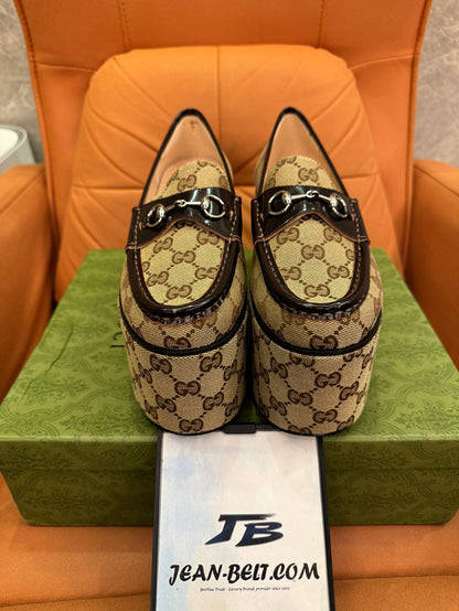 Mocassins plataforma com monograma Gucci e detalhe de freio de cavalo