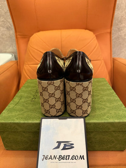 Mocassins plataforma com monograma Gucci e detalhe de freio de cavalo
