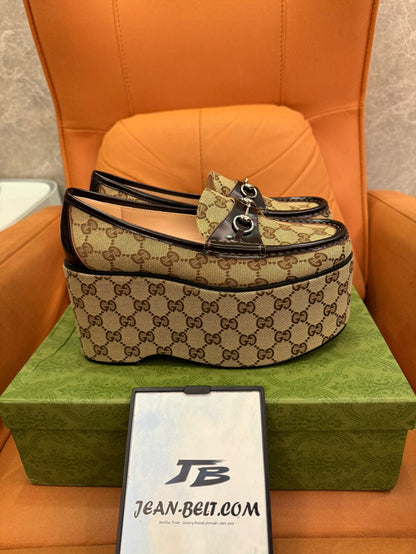 Mocassins plataforma com monograma Gucci e detalhe de freio de cavalo