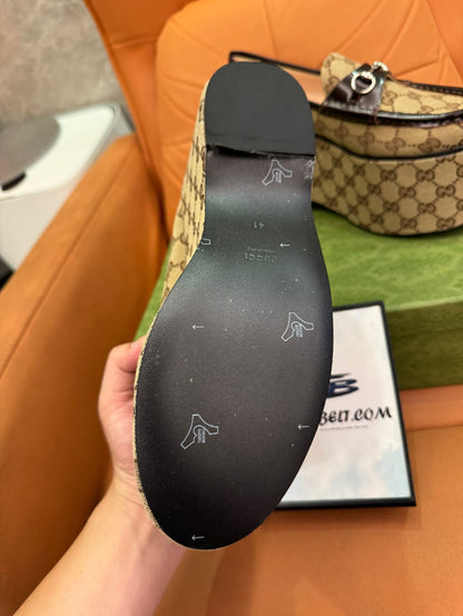 Mocassins plataforma com monograma Gucci e detalhe de freio de cavalo