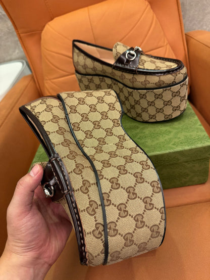 Mocassins plataforma com monograma Gucci e detalhe de freio de cavalo