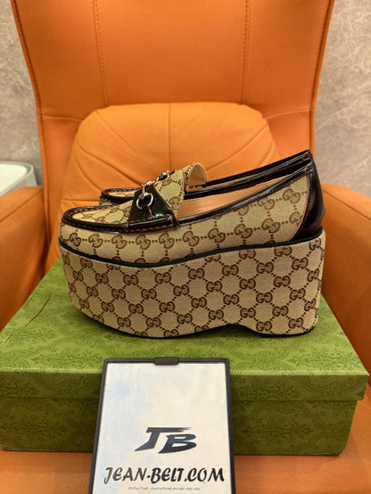 Mocassins plataforma com monograma Gucci e detalhe de freio de cavalo
