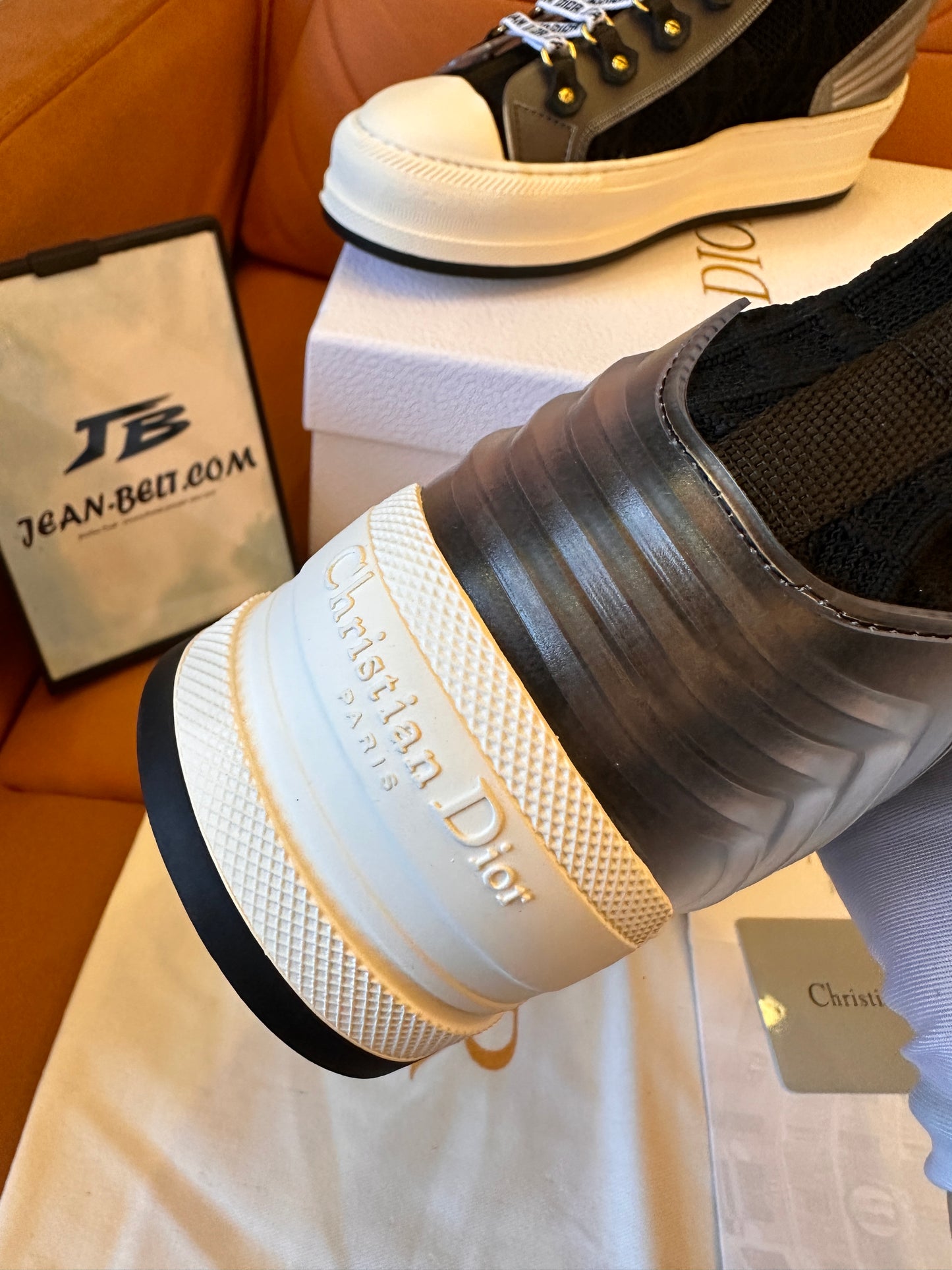 Zapatilla alta Dior Explorer de malla negra con detalles de logotipo