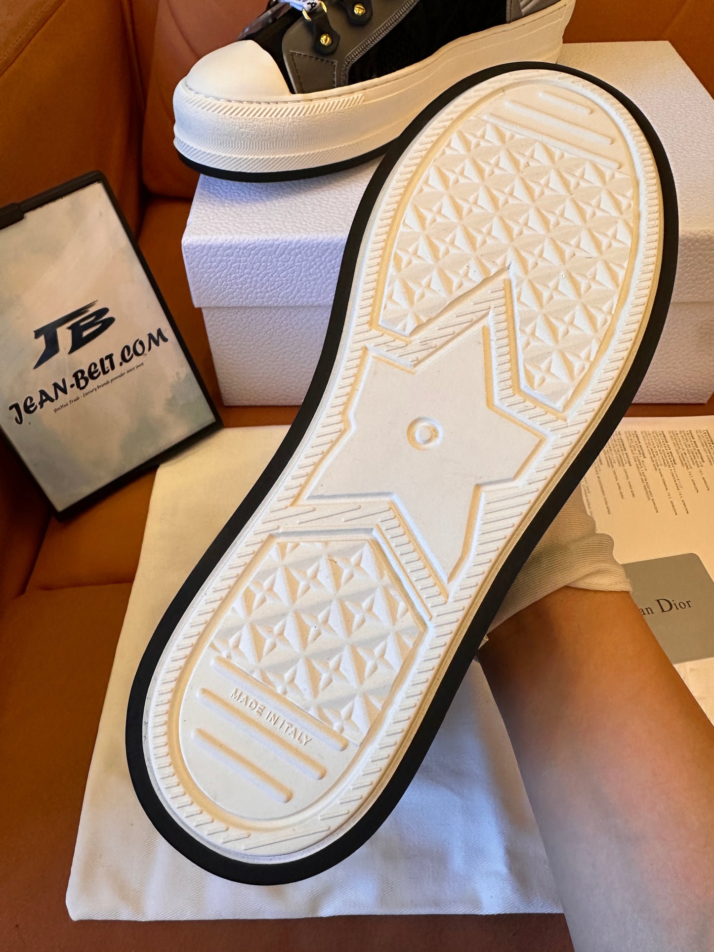 Zapatilla alta Dior Explorer de malla negra con detalles de logotipo