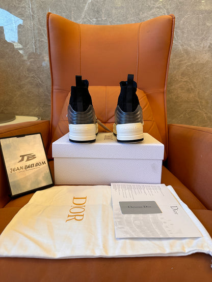 Zapatilla alta Dior Explorer de malla negra con detalles de logotipo
