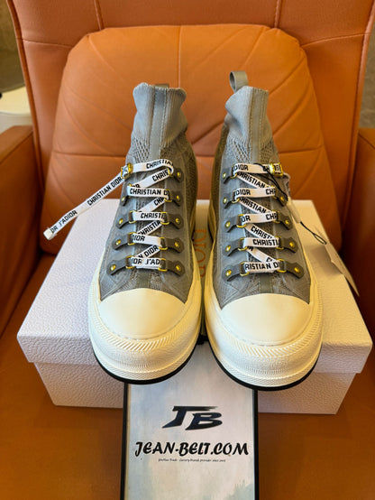 Zapatillas altas de malla de Christian Dior con detalles de monograma característicos