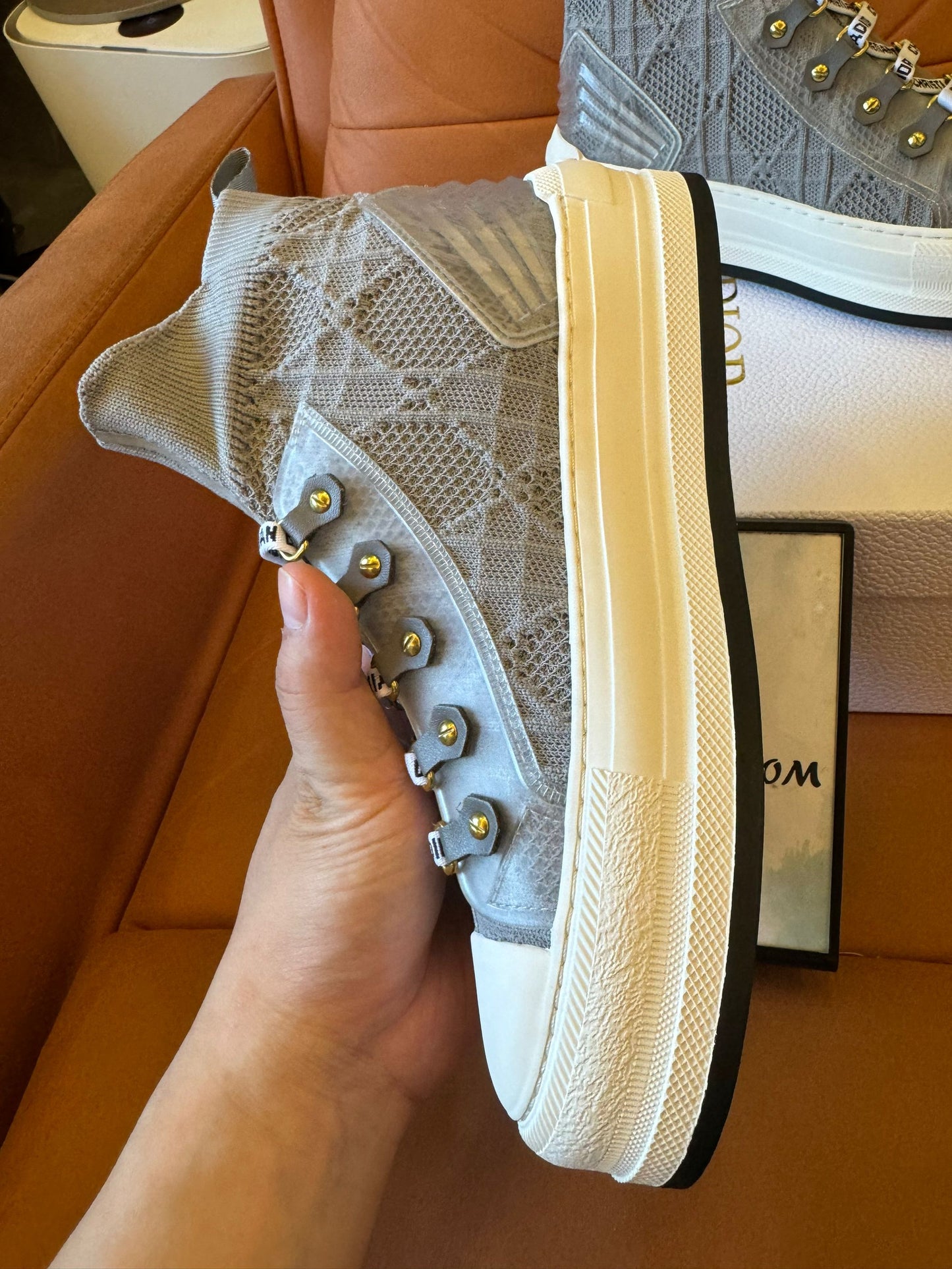 Zapatillas altas de malla de Christian Dior con detalles de monograma característicos