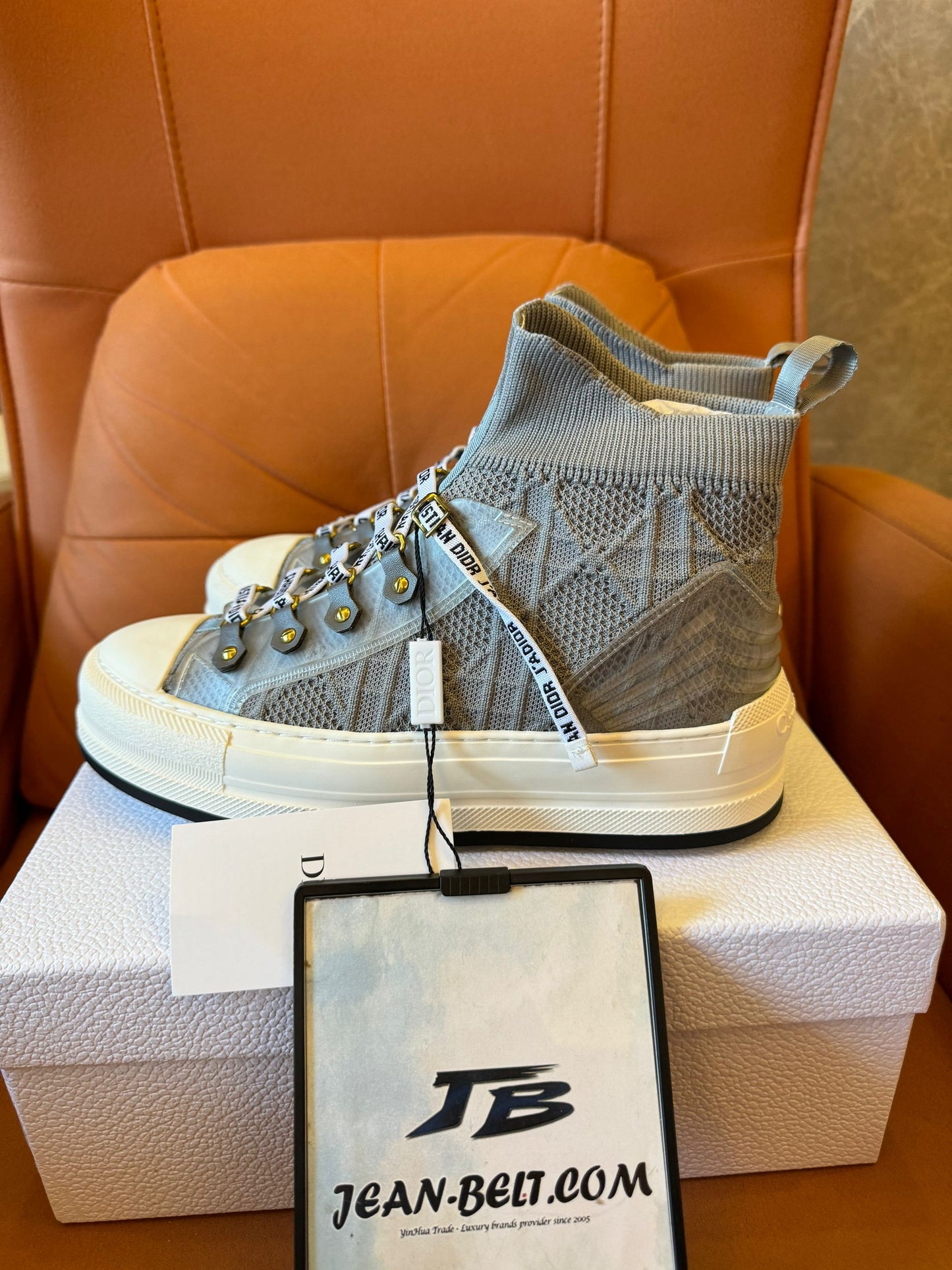Zapatillas altas de malla de Christian Dior con detalles de monograma característicos