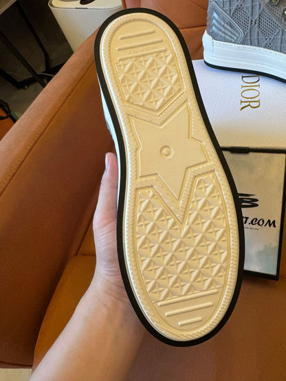 Zapatillas altas de malla de Christian Dior con detalles de monograma característicos