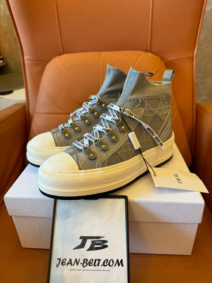 Zapatillas altas de malla de Christian Dior con detalles de monograma característicos