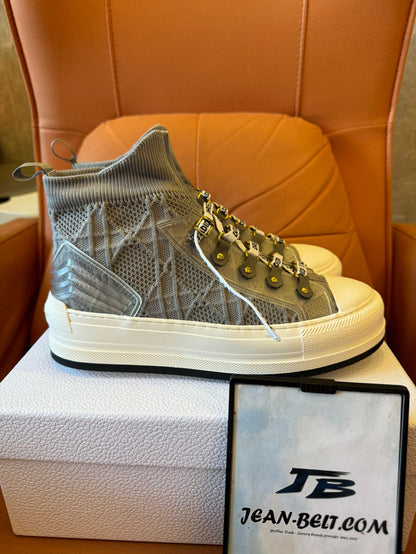 Zapatillas altas de malla de Christian Dior con detalles de monograma característicos