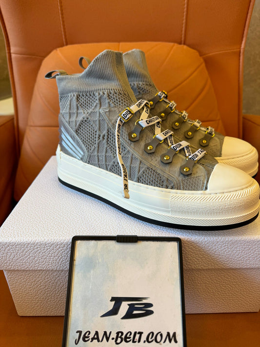 Zapatillas altas de malla de Christian Dior con detalles de monograma característicos