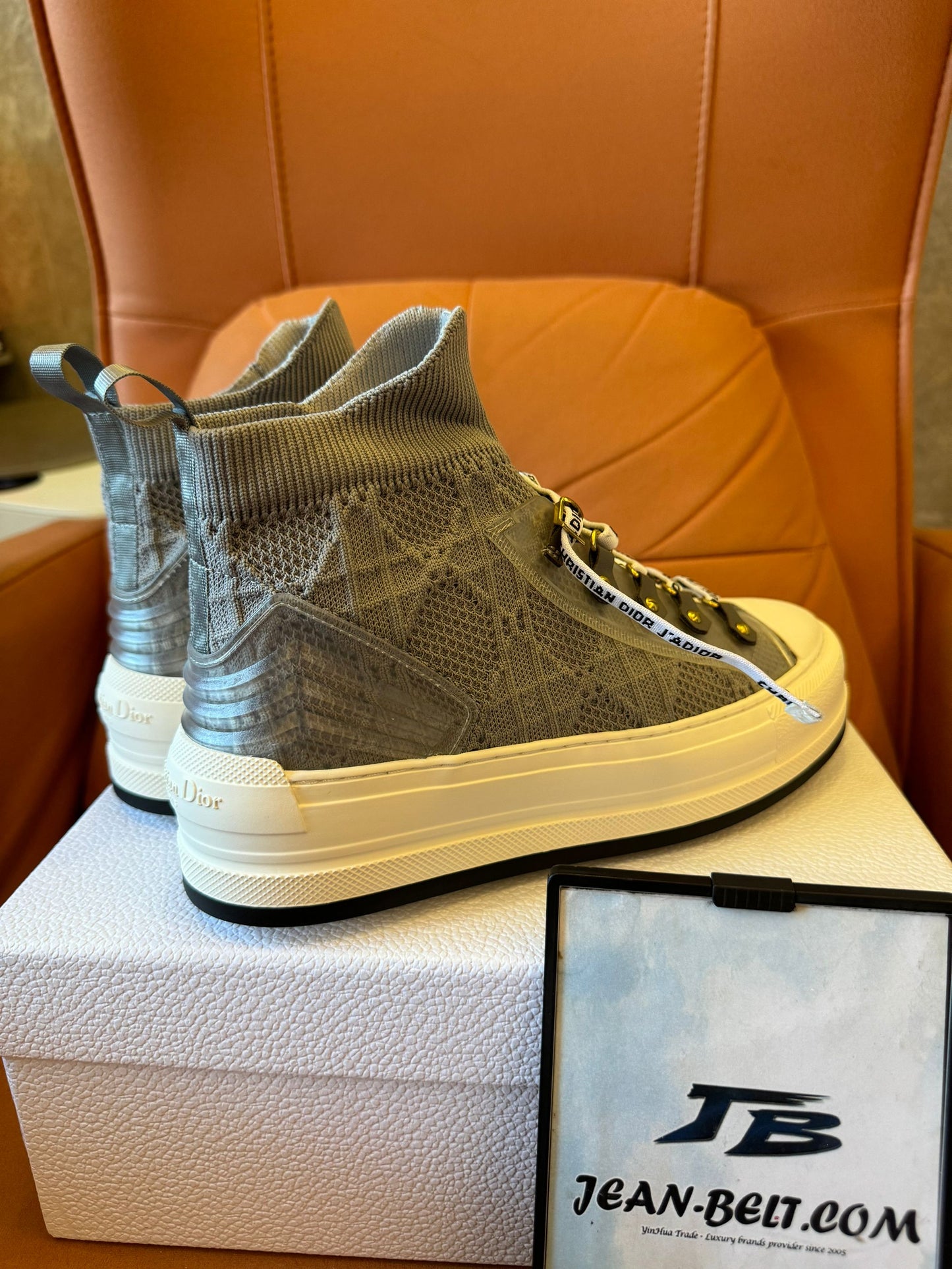 Zapatillas altas de malla de Christian Dior con detalles de monograma característicos