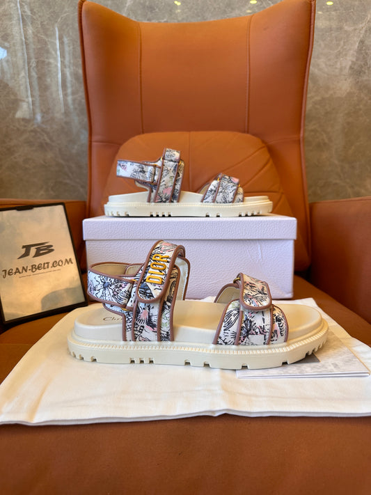 Sandalias de lona con bordado oblicuo de Christian Dior y tiras ajustables