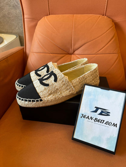 Alpargatas Chanel de tweed beige y negro con el icónico logotipo CC