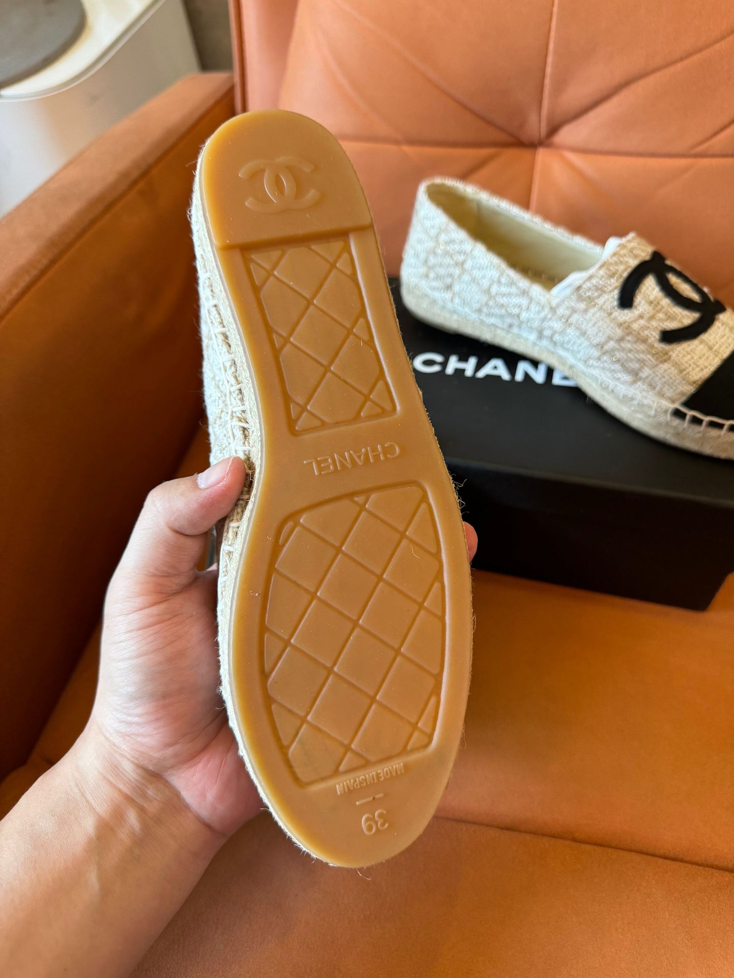 Alpargatas Chanel de tweed beige y negro con el icónico logotipo CC