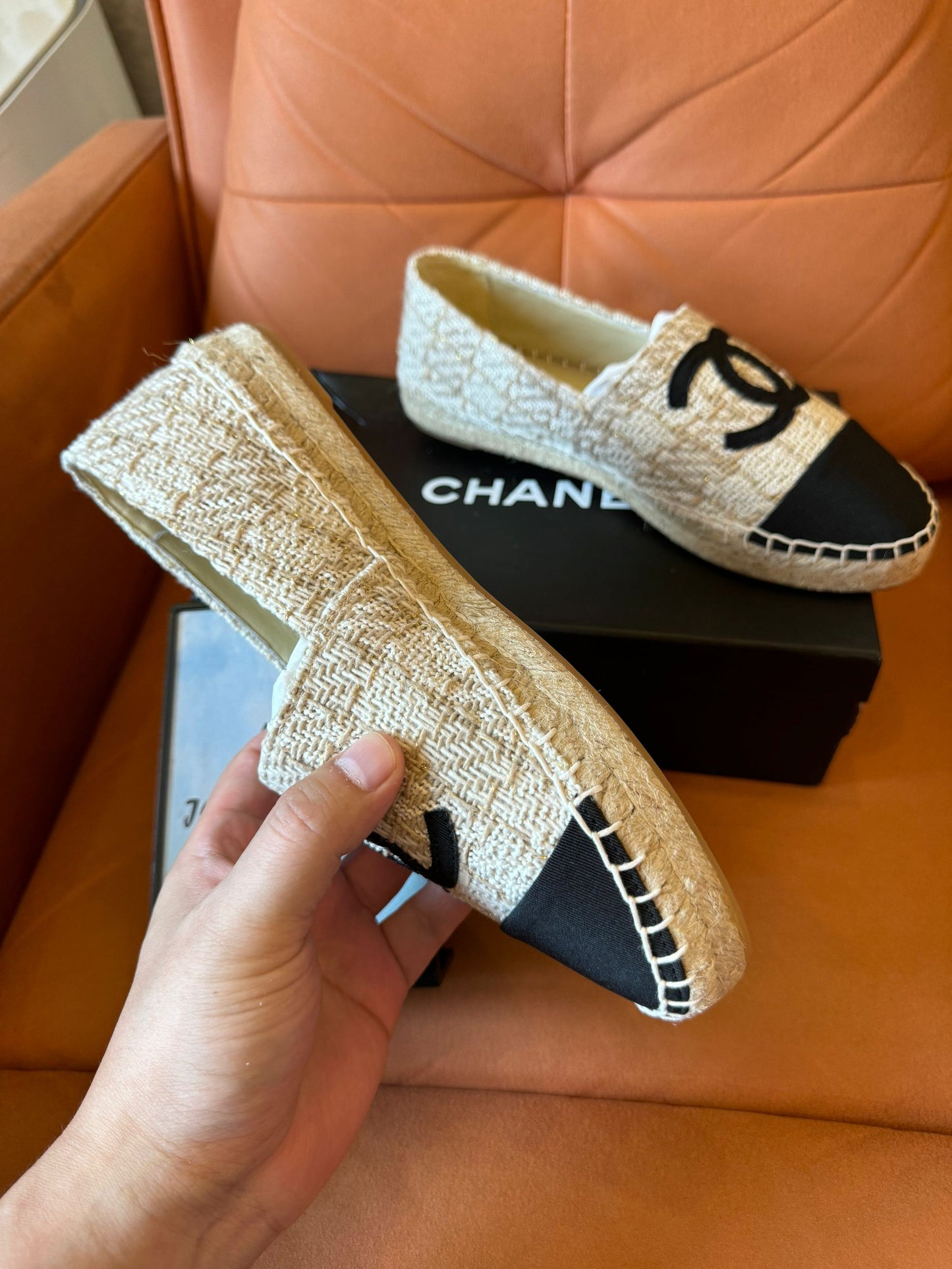 Alpargatas Chanel de tweed beige y negro con el icónico logotipo CC