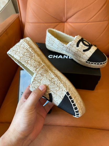 Alpargatas Chanel de tweed beige y negro con el icónico logotipo CC
