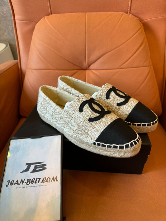 Alpargatas Chanel de tweed beige y negro con el icónico logotipo CC