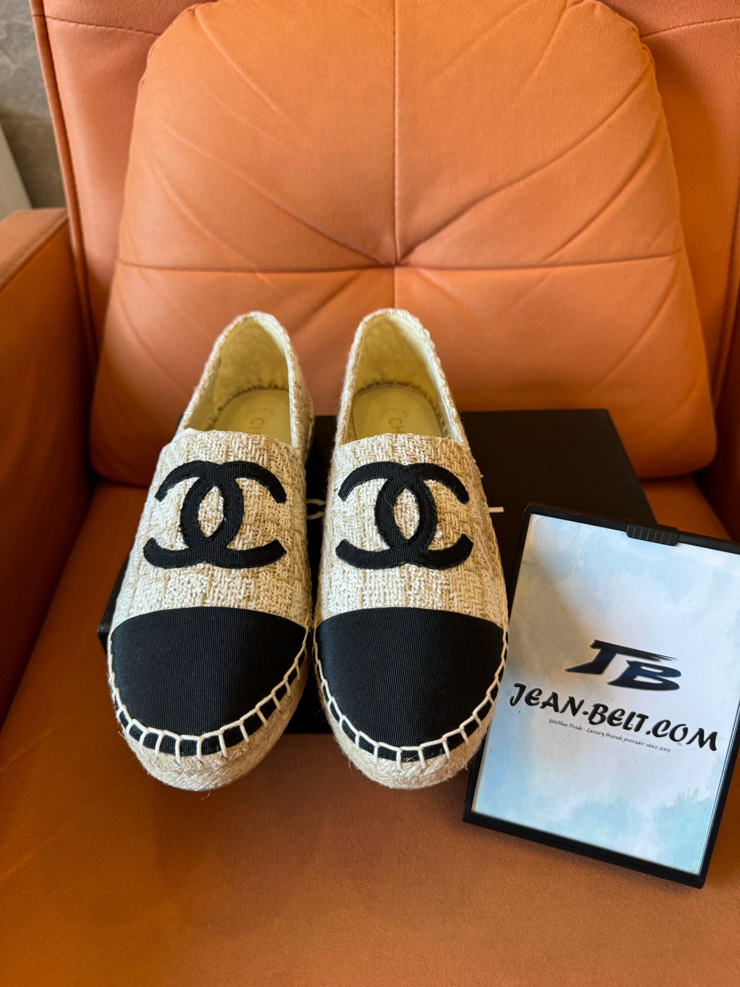 Alpargatas Chanel de tweed beige y negro con el icónico logotipo CC