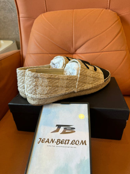 Alpargatas Chanel de tweed beige y negro con el icónico logotipo CC