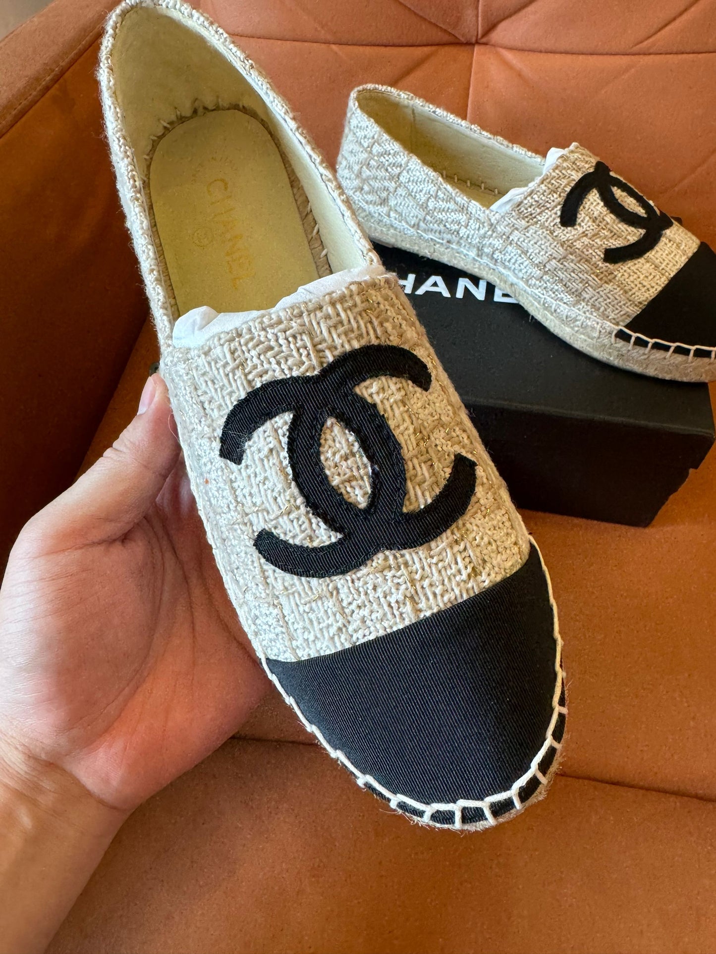 Alpargatas Chanel de tweed beige y negro con el icónico logotipo CC