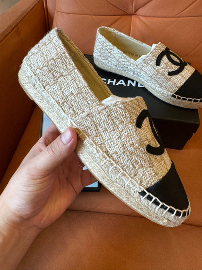 Alpargatas Chanel de tweed beige y negro con el icónico logotipo CC