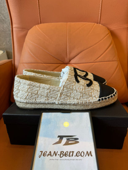 Alpargatas Chanel de tweed beige y negro con el icónico logotipo CC
