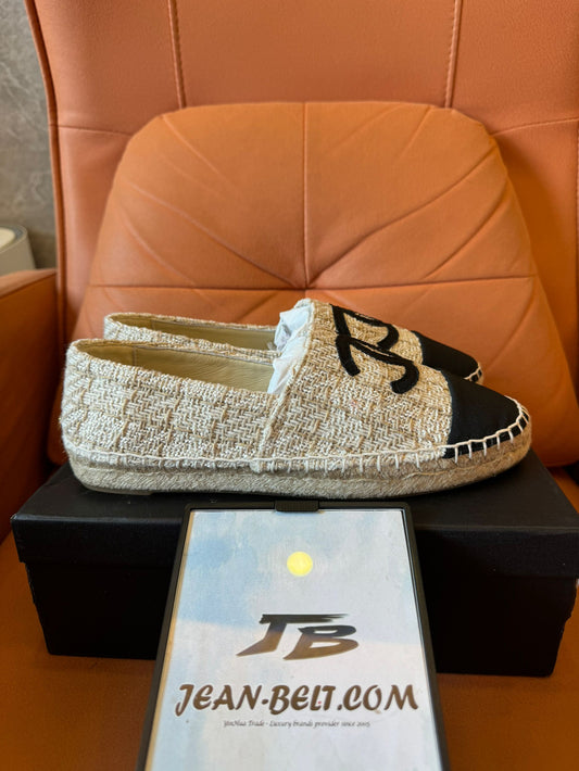 Alpargatas Chanel de tweed beige y negro con el icónico logotipo CC