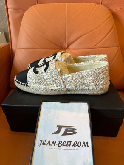 Alpargatas Chanel de tweed beige y negro con el icónico logotipo CC
