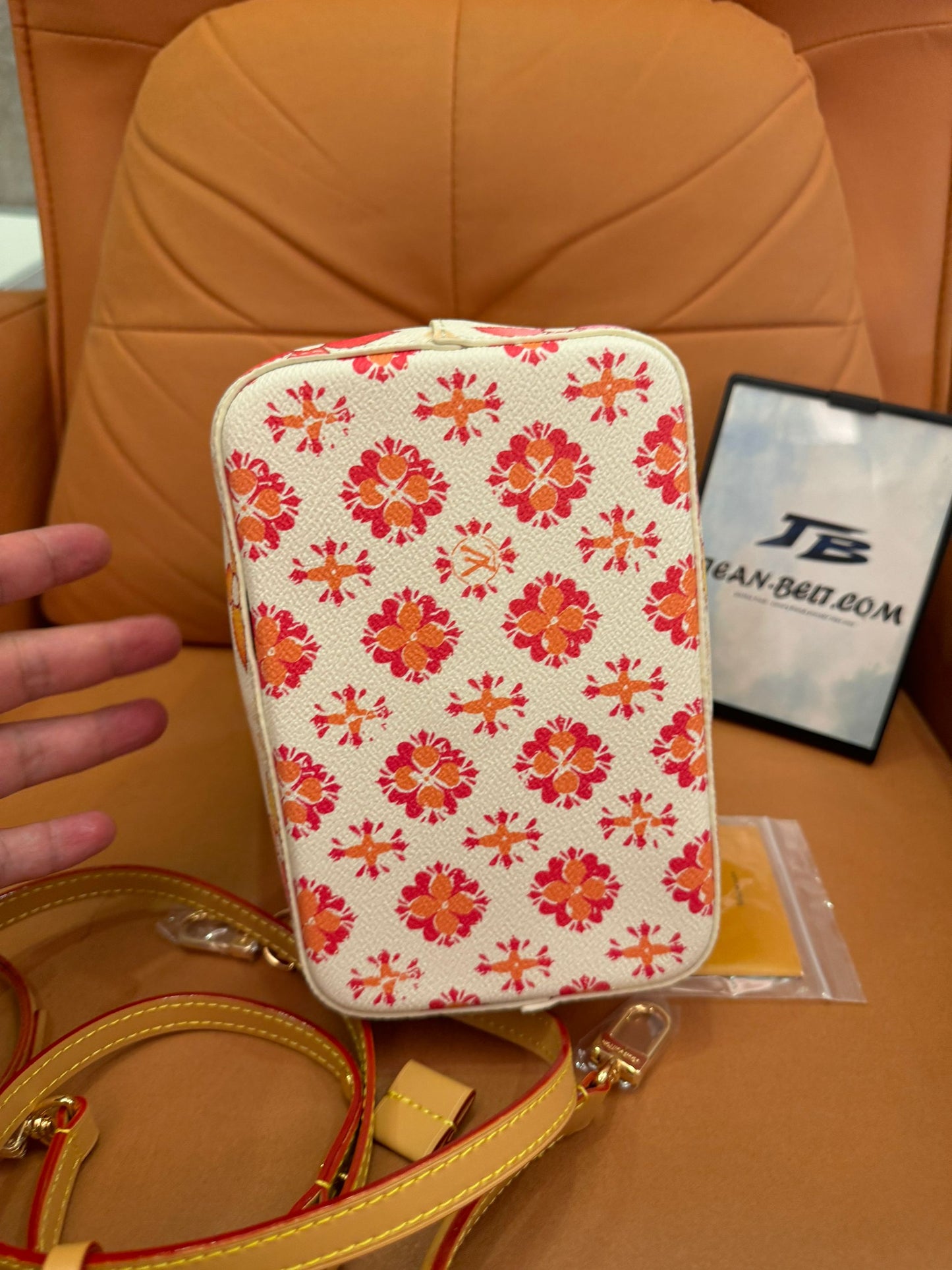 Bolso pequeño tipo cubo de la colección cápsula de verano de Louis Vuitton: estampado floral con monograma en rosa y naranja