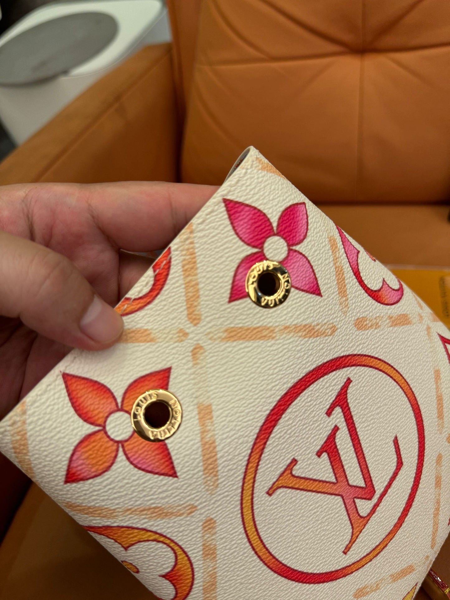 Bolso pequeño tipo cubo de la colección cápsula de verano de Louis Vuitton: estampado floral con monograma en rosa y naranja