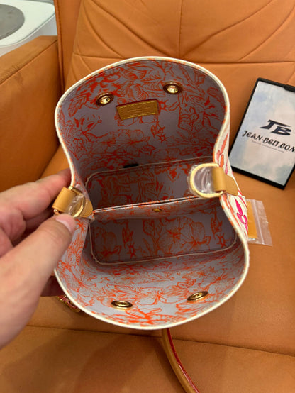 Bolso pequeño tipo cubo de la colección cápsula de verano de Louis Vuitton: estampado floral con monograma en rosa y naranja