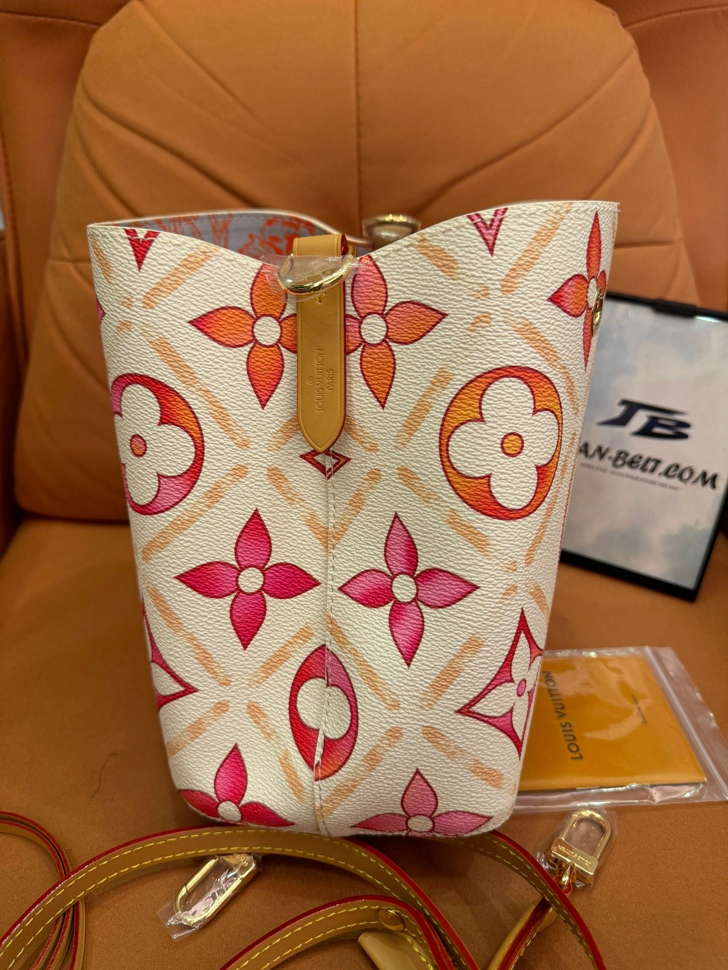 Bolso pequeño tipo cubo de la colección cápsula de verano de Louis Vuitton: estampado floral con monograma en rosa y naranja