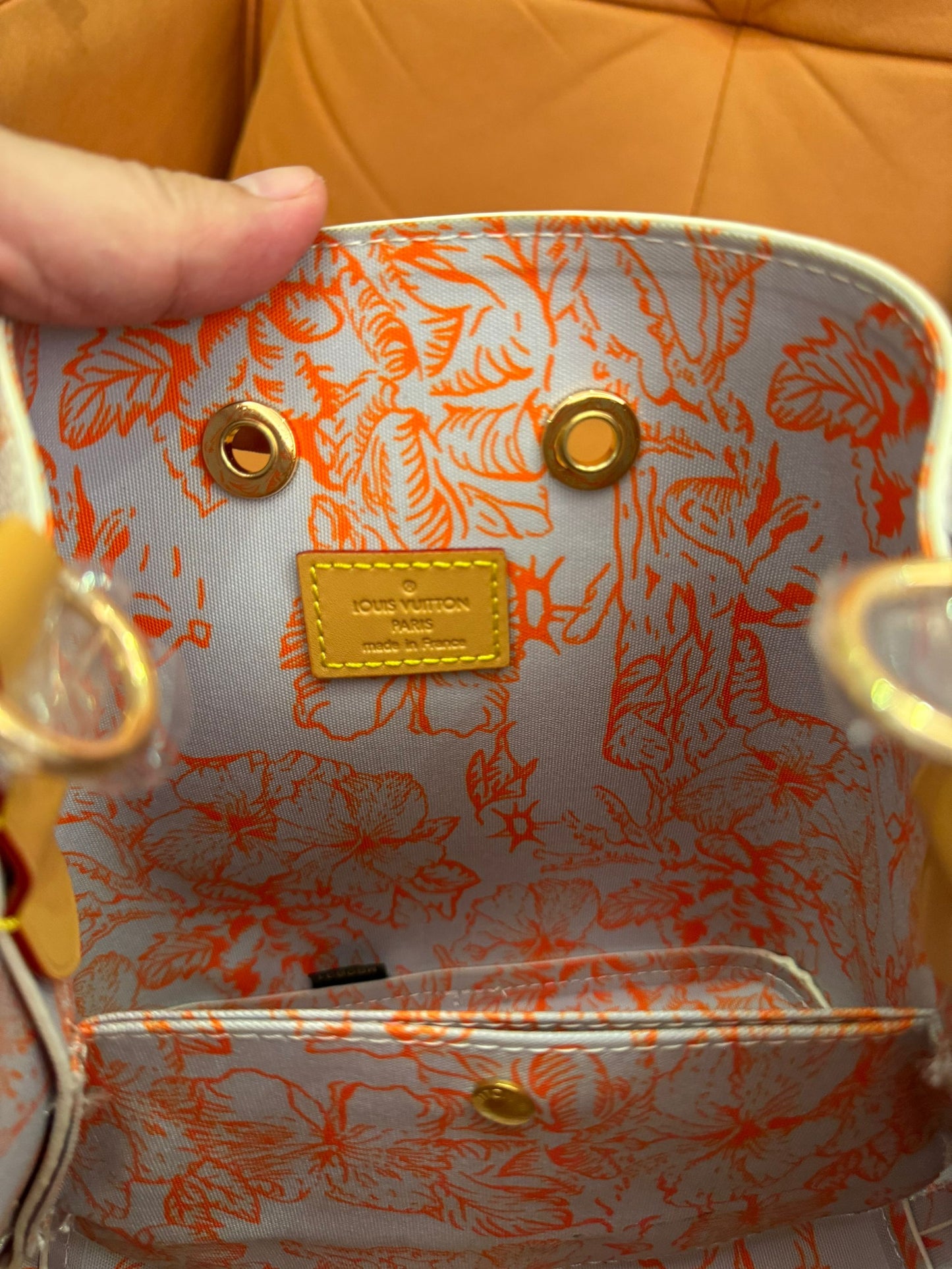 Bolso pequeño tipo cubo de la colección cápsula de verano de Louis Vuitton: estampado floral con monograma en rosa y naranja
