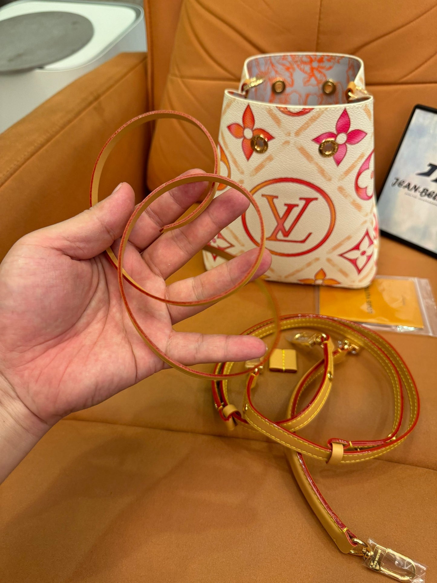 Bolso pequeño tipo cubo de la colección cápsula de verano de Louis Vuitton: estampado floral con monograma en rosa y naranja