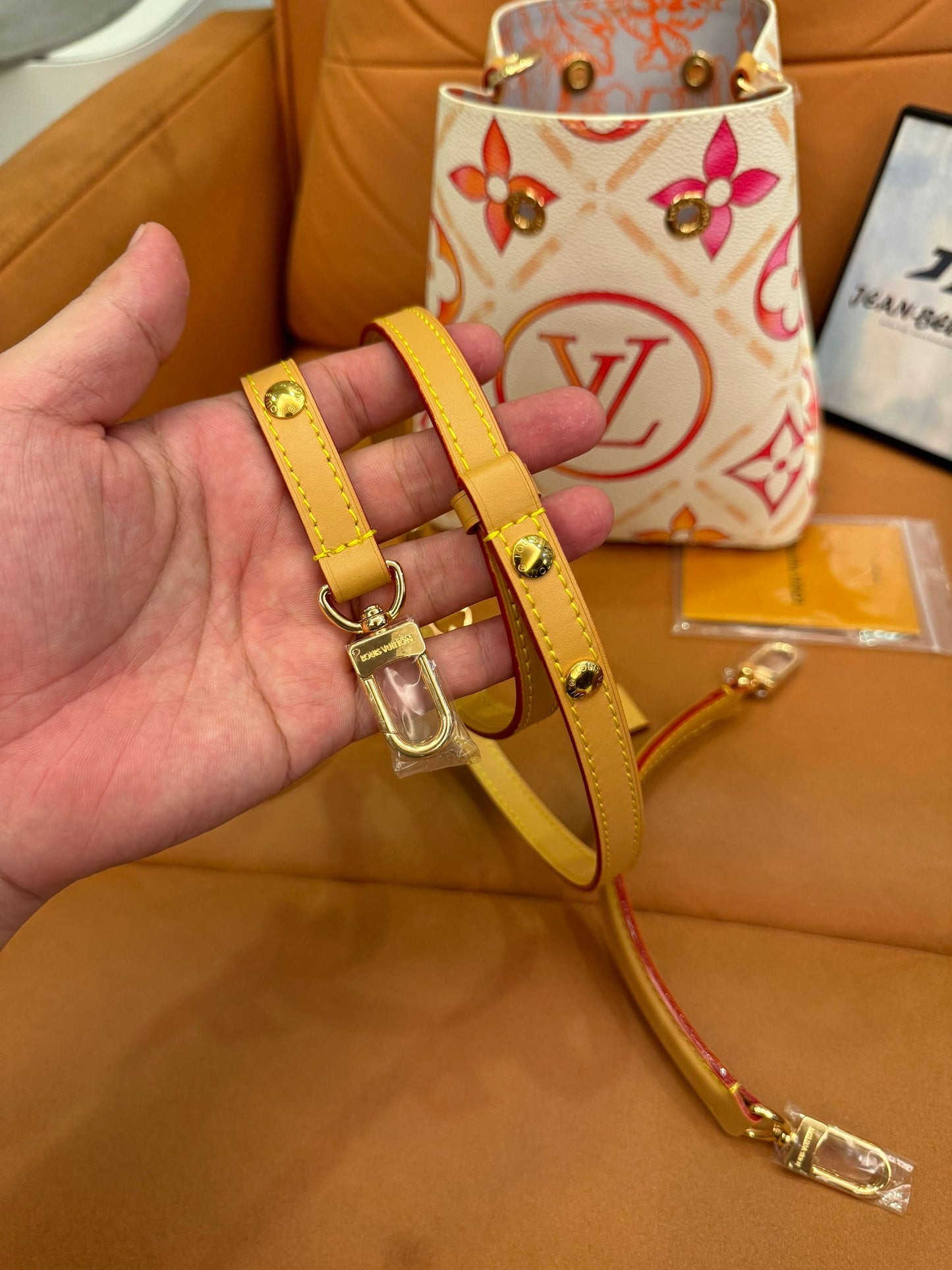 Bolso pequeño tipo cubo de la colección cápsula de verano de Louis Vuitton: estampado floral con monograma en rosa y naranja