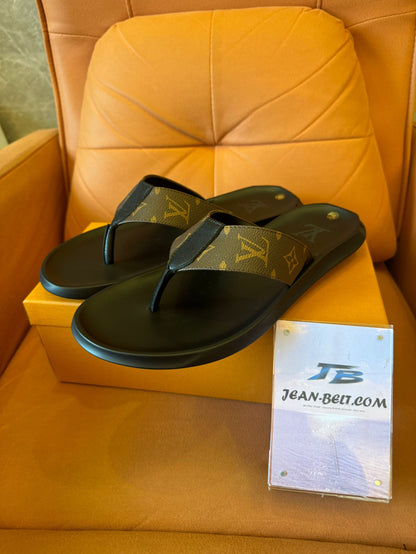 Chanclas Louis Vuitton con monograma en marrón