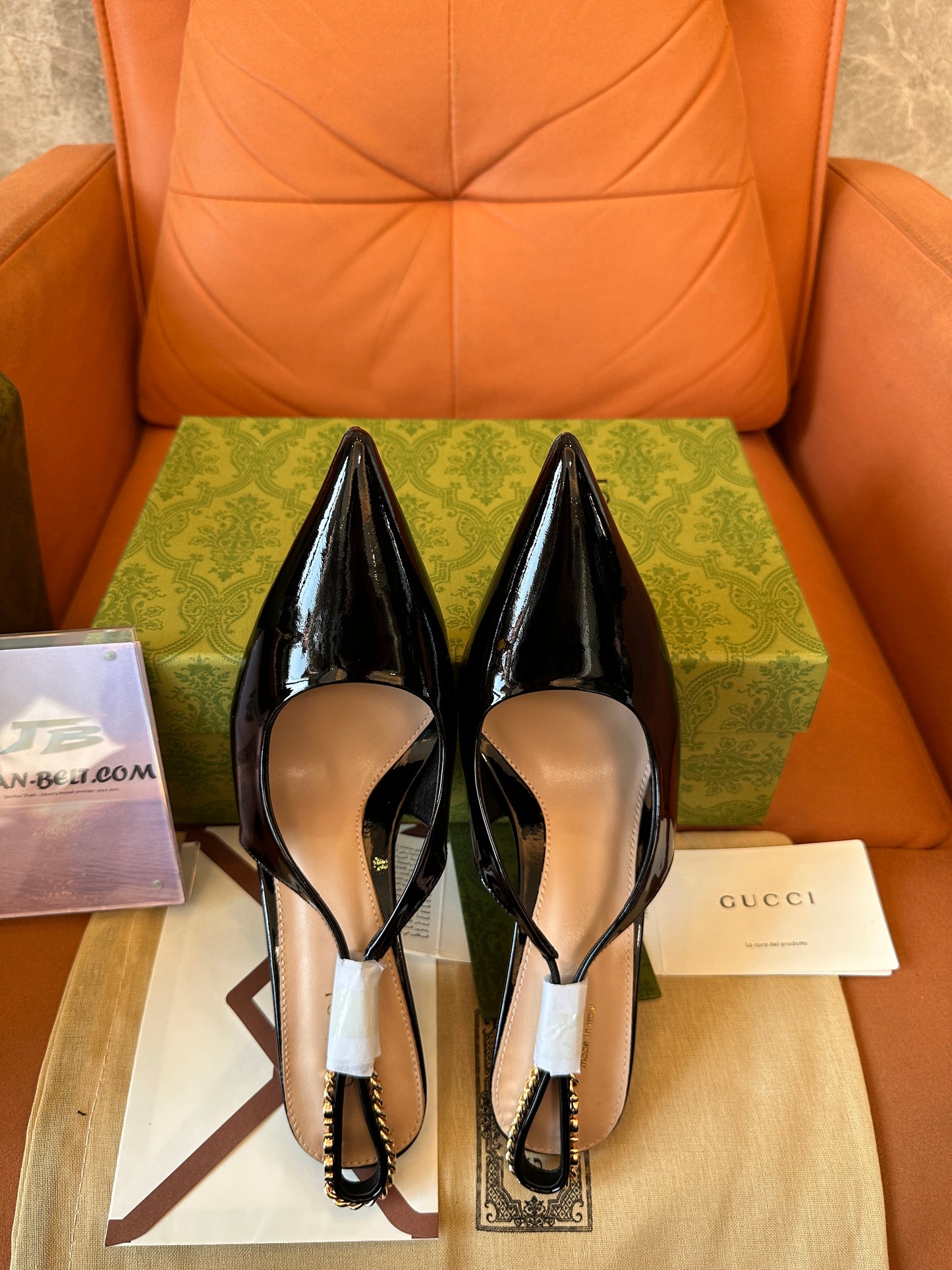 Sapatos Gucci de couro envernizado com tiras e detalhe de corrente dourada