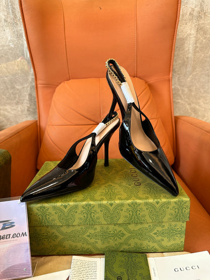 Sapatos Gucci de couro envernizado com tiras e detalhe de corrente dourada