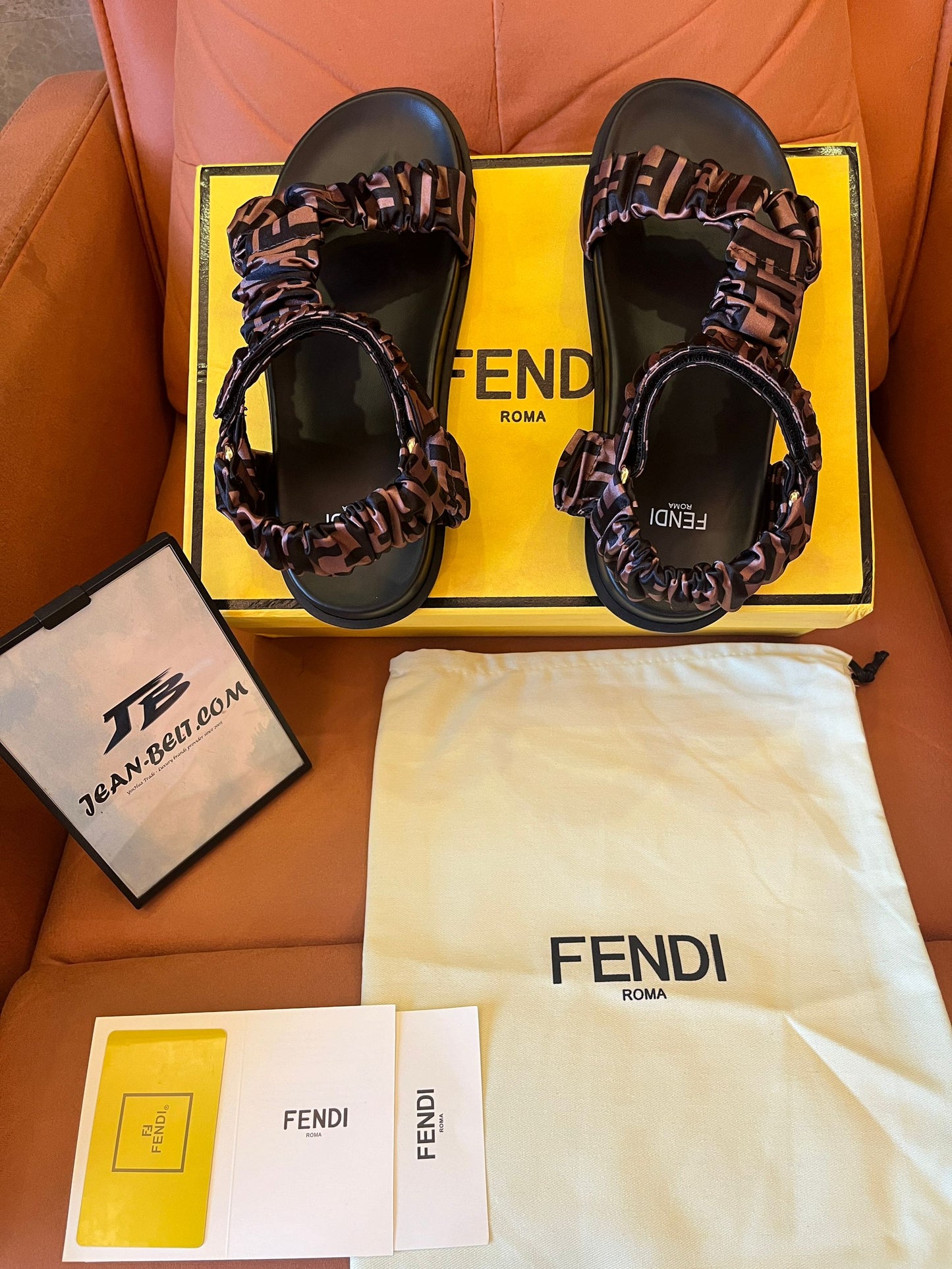 Sandalia Fendi feel satinada rosa para mujer